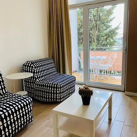 Front 2 アパート *